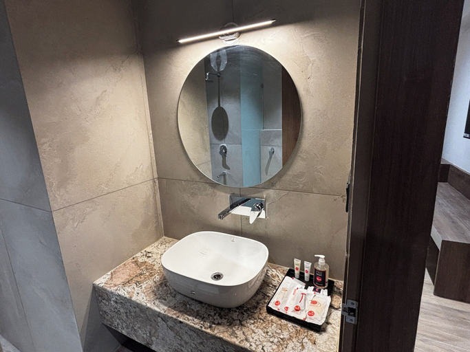 Bathroom 2, Zip By Spree Hotels Madhuram Haldwani, Nainital