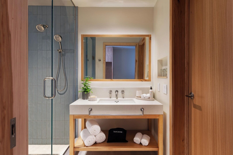 Bathroom 3, The Compton, Benton