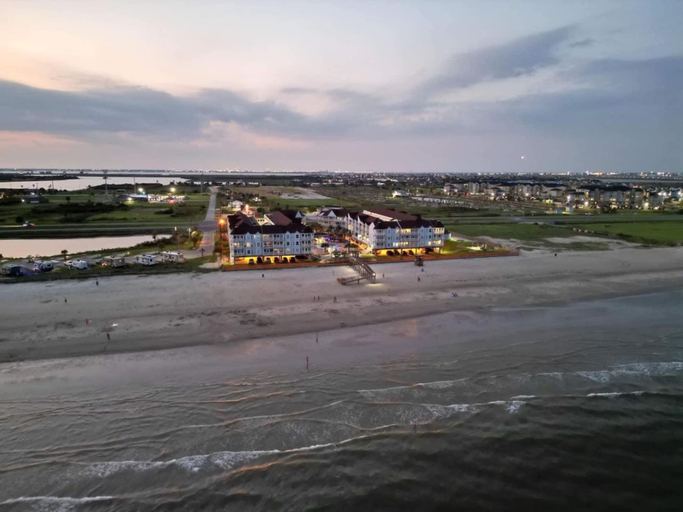 Room 5, Easy Beach Access Charming Beachside Condo, Galveston