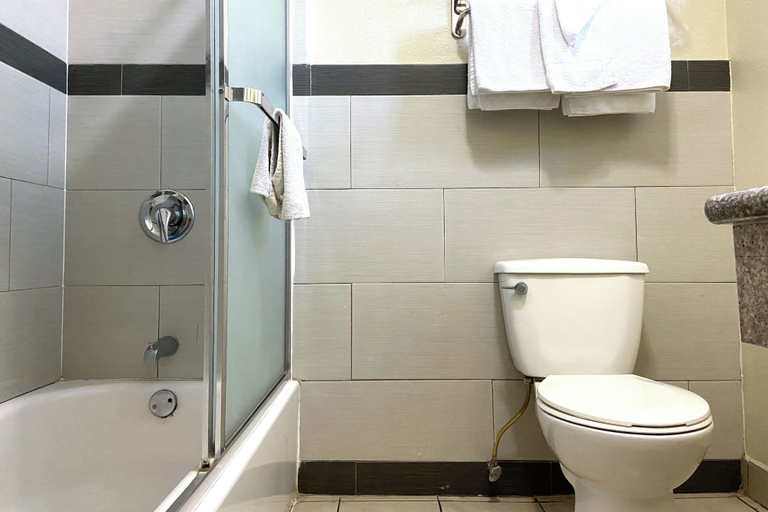 Bathroom 4, Robinhood Motel Anaheim West, Orange