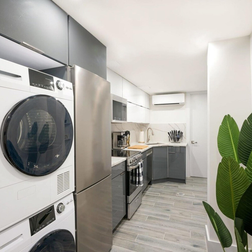 Room 2, 317-1d New 2BR Duplex W D Private Backyard, New York