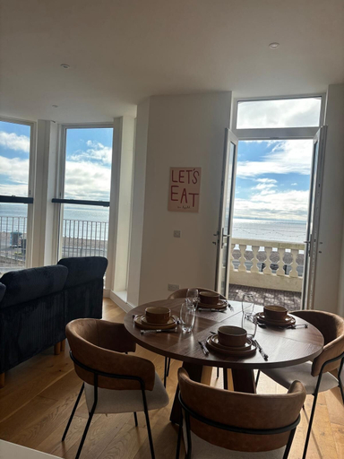 Living area 5, Luxury 2 Bed Apt Seaview By Urban Roost, West Sussex