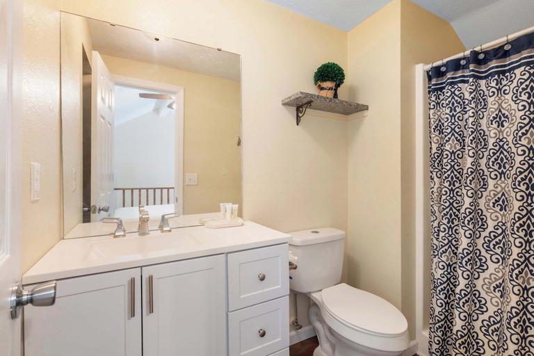 Bathroom, Pondside Paradise Retreat, Taney