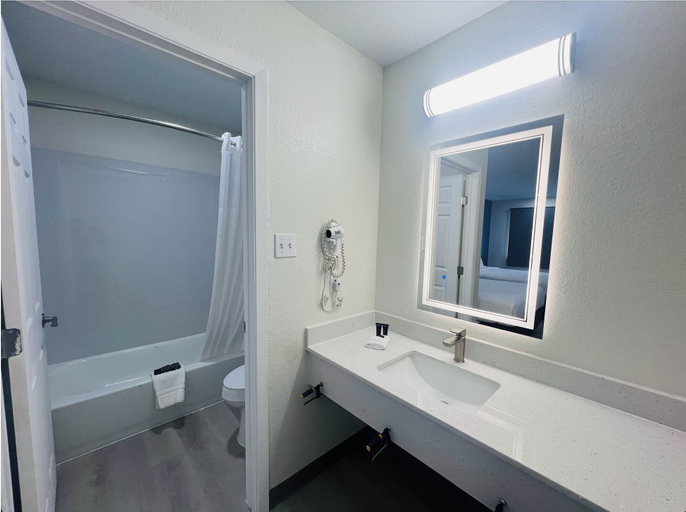 Bathroom 5, Baymont by Wyndham San Antonio Northeast, Bexar