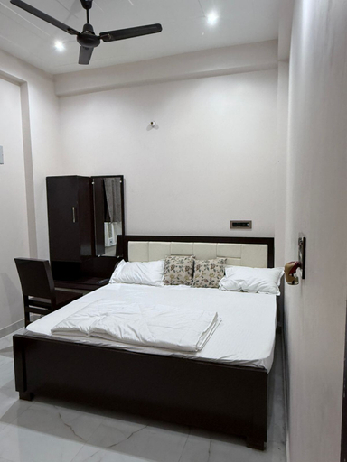 Room 4, Hotel Ramarsh Palace, Faizabad