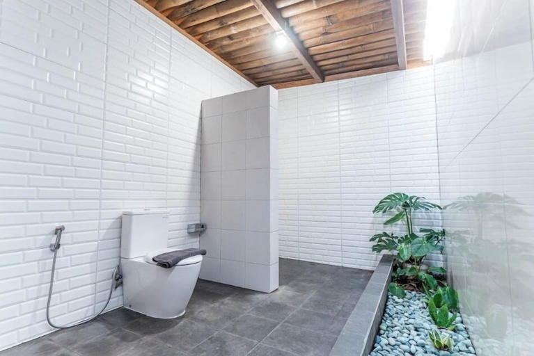 Bathroom 5, Benabilla Cottage, Ngada