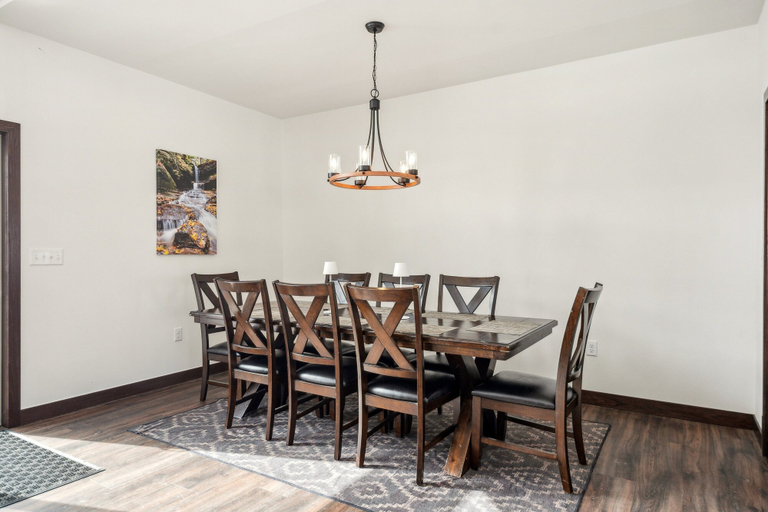 Dining 4, 4br Mountain View Home - 5 Minutes to Granby Ranch 4 Bedroom Home, Grand