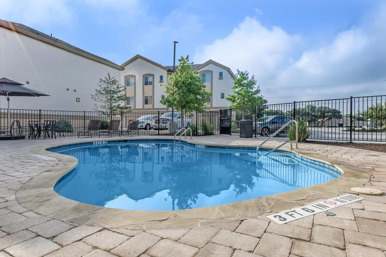 Outdoor pool 5, The Cedars Grand, Williamson