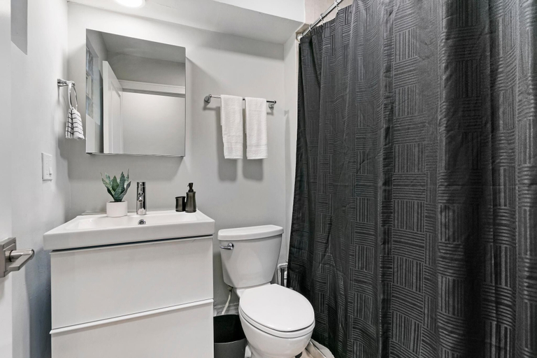 Bathroom, Comfortable 3BR Apt - Lincoln 03-3, Cook