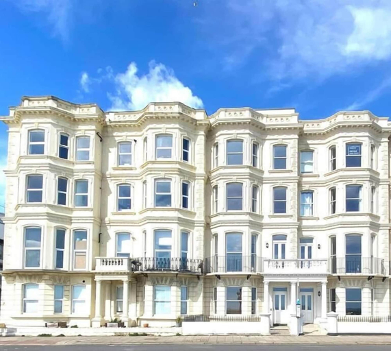 Exterior 2, Stunning 3 Bed Apartment By Urban Roost, West Sussex
