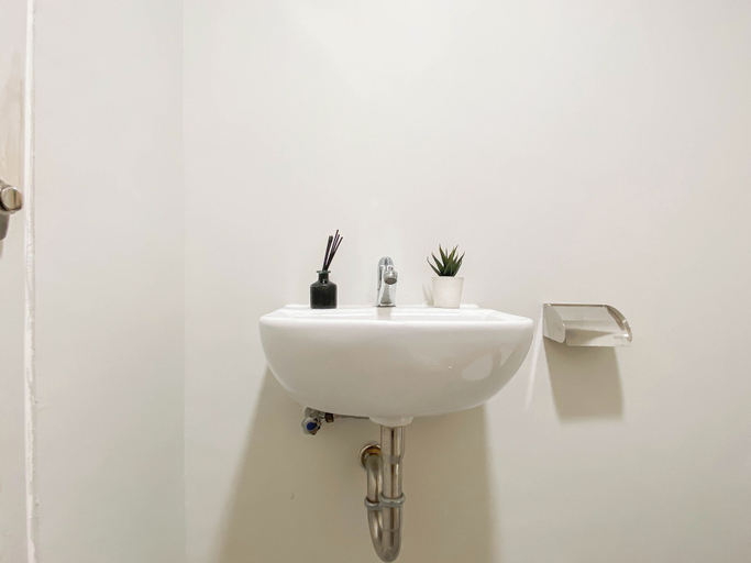 Bathroom 5, Wooden Space Studio At Meikarta Apartment, Cikarang