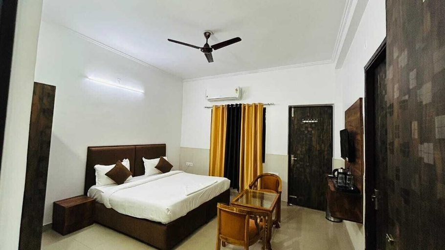 Room 3, Belle Vista Regency, Gautam Buddha Nagar