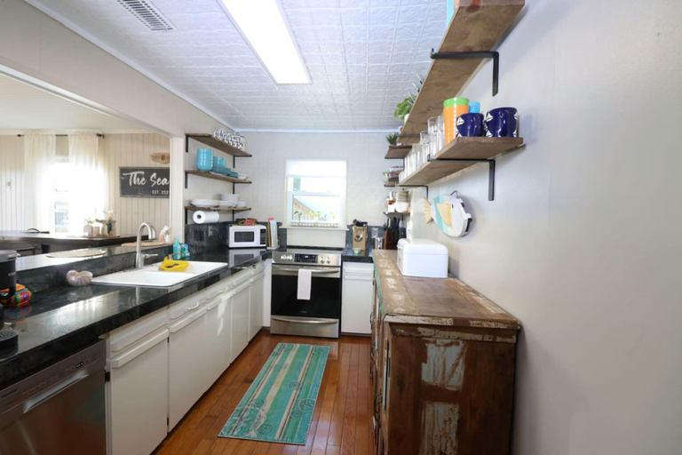 Private kitchen, Home Lounge and Arcade Close to Beach and Marina, Galveston