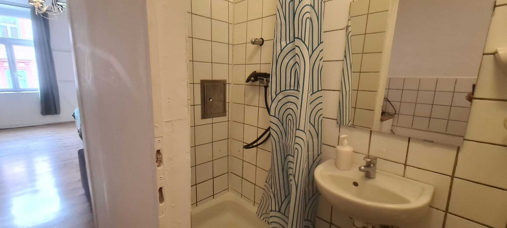 Bathroom 2, Affordable 2BR Apt 10 Min to Westbahnhof, Wien