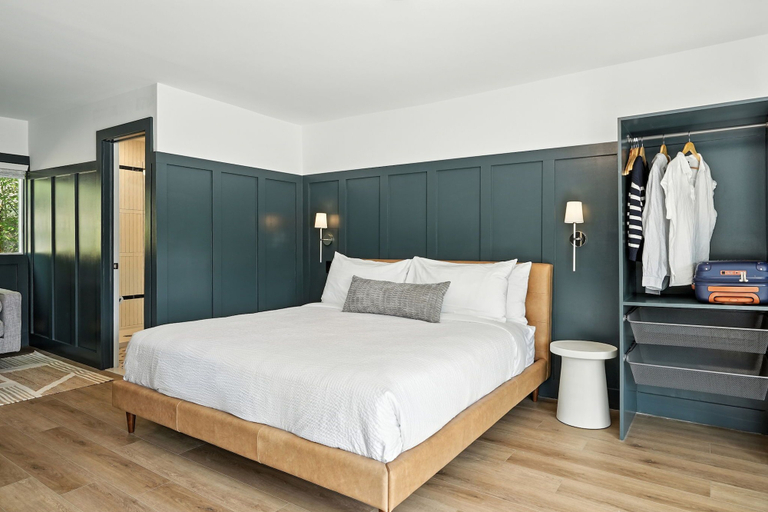 Wardrobe 2, Lakelyn Lodge, Wayne