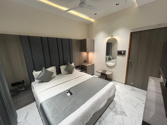 Room 4, Hotel Pulse Town, Ahmadabad