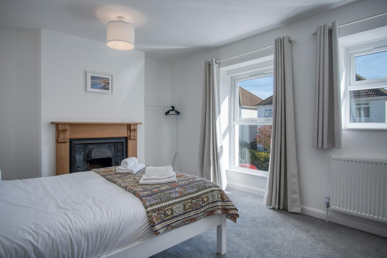 Room 2, Nottage Road - 3 Bedroom Holiday Home - Mumbles, Swansea