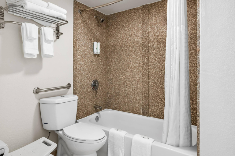 Bathroom 5, Quality Inn Harvey - New Orleans, Jefferson