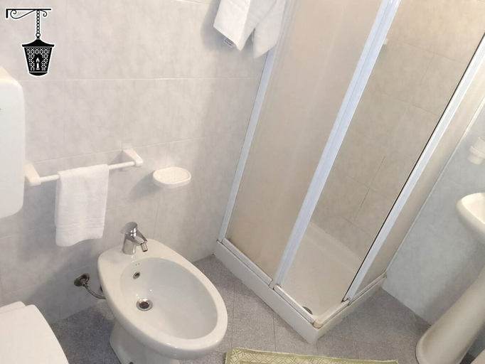 Bathroom 5, La Lanterna, Mantua