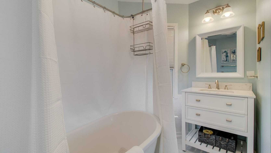 Bathroom 4, 72 Pelican Bay Avantstay Community Pool, Decks, Charleston
