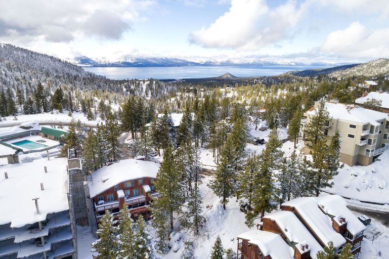 Exterior & Views 2, Snowflake Chalet 2 Bedroom Condo, Douglas