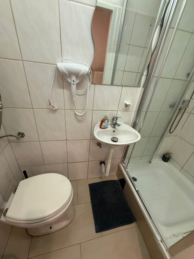 Bathroom 3, Budget 1BR Apt Close to Westbahnhof, Wien