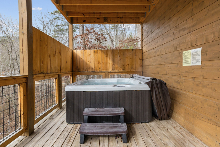 Outdoor spa tub 3, Big Bear Splash 2 Bedroom Cabin, Sevier