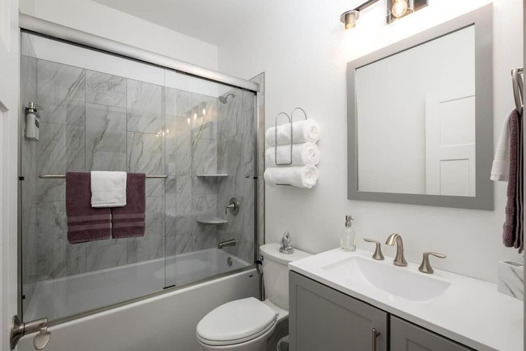Bathroom 4, Walkable Downtown 5BR - Hot Tub and Resort Access, Transylvania