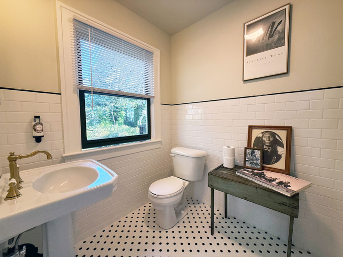 Bathroom 3, Moby Dick Hotel, Pacific