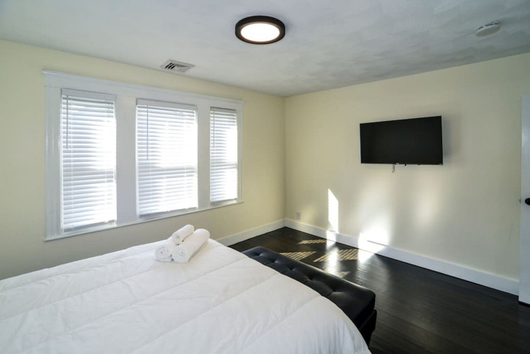 Room 2, Modern Three Bedroom Condo - Near Boston, Middlesex