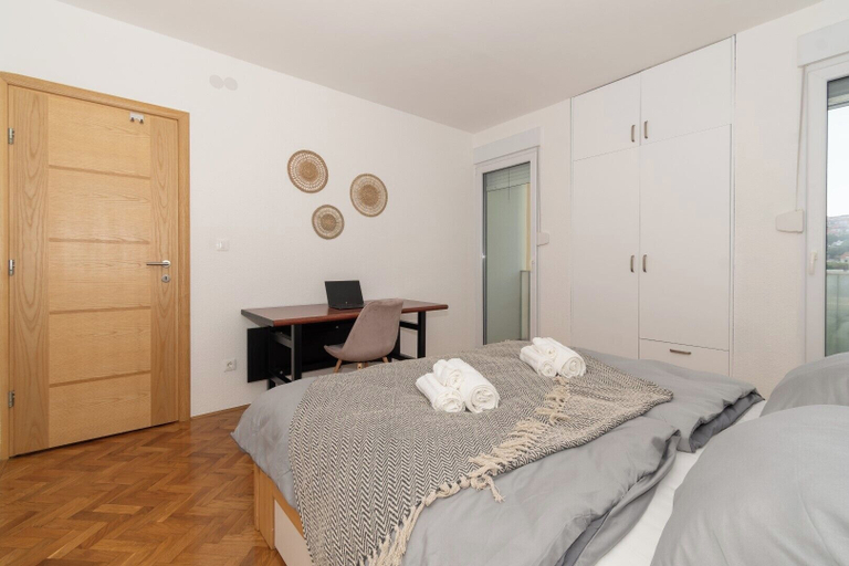 Room 5, Zozo, Modern Two-Bedroom Suite, Split