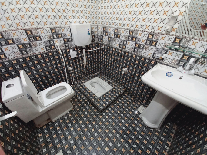 Bathroom 3, BNB Rose Lodge Family Guest House, Karachi