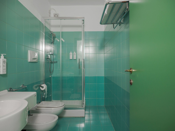 Bathroom 5, Hotel Altamira, Chieti
