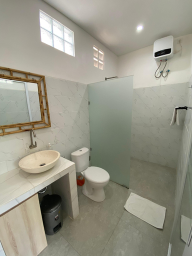 Bathroom 2, D Krisna Guest House, Badung