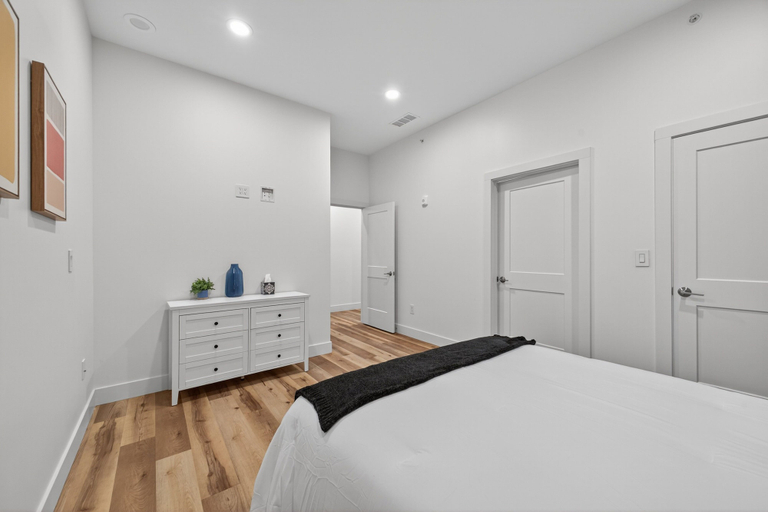 Room 4, Stylish Downtown Unit With Historic Charm 2 Bedroom Apts, Monroe