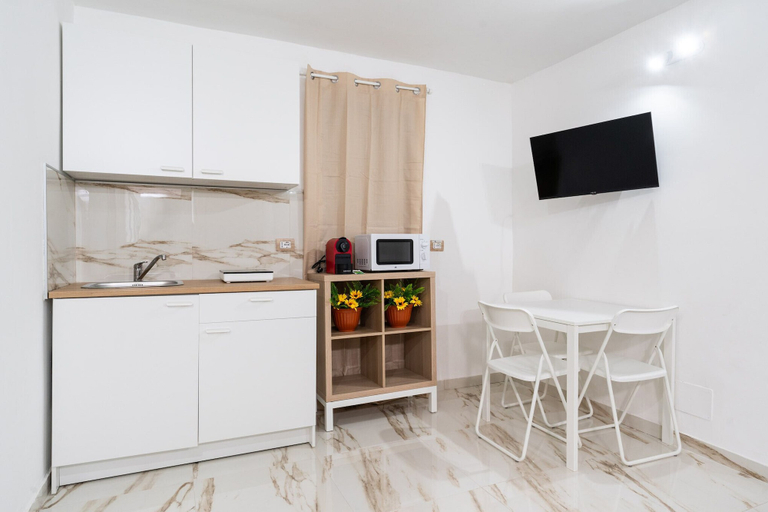 Room 2, Mifra n 1 in Bari With 1 Bedrooms and 1 Bathrooms, Bari