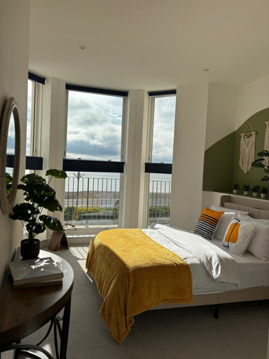 Room 2, Luxury 2 Bed Apt Seaview By Urban Roost, West Sussex