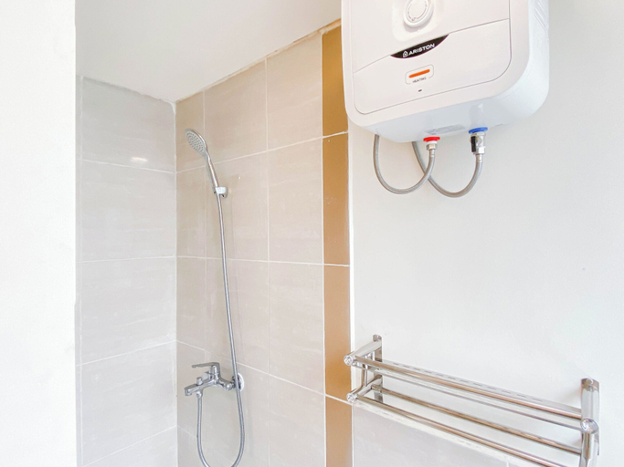Bathroom 5, Scandinavian Minimalist 2Br At Meikarta Apartment, Cikarang