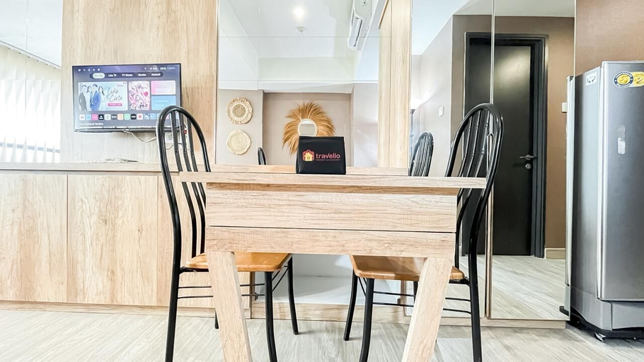In-room dining 2, Earth Toned Studio Apartment Collins Boulevard, Tangerang