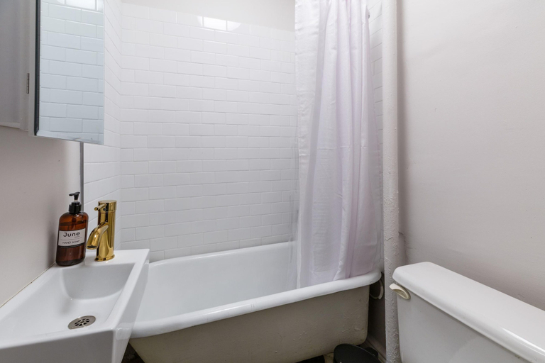 Room 3, Lovely and Comfy Studio in NYC, New York
