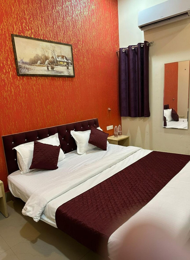 Room 5, Grand Pacific Ocean Hotel, Delhi