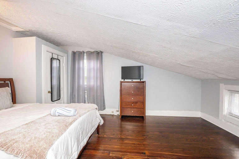 Room 4, Queen City Suites 2 For 4, Hamilton