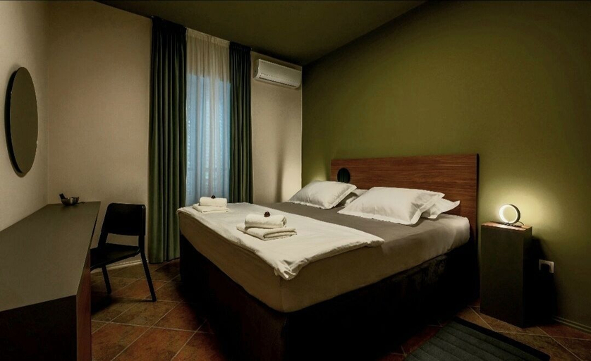 Room 3, Green, Deluxe Two Bedroom Suite, Split