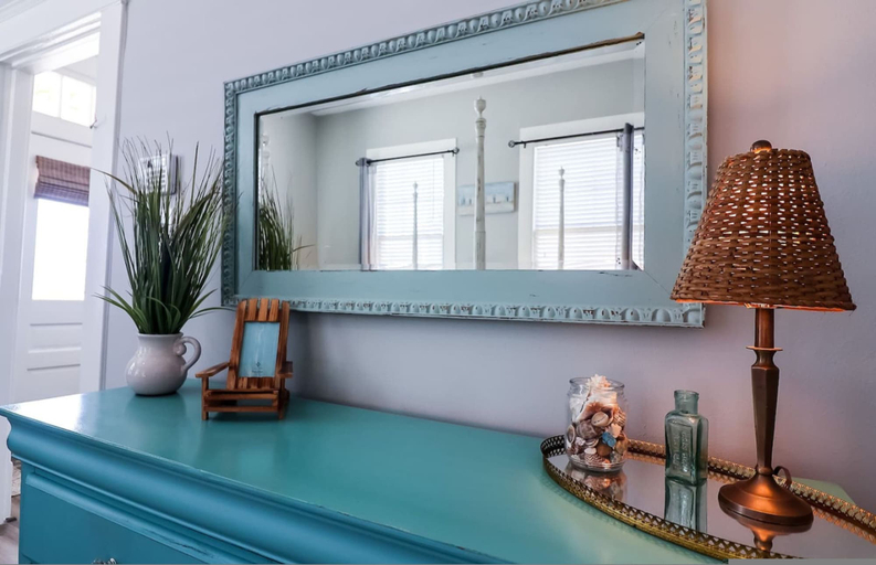 Room 2, Vibrant Bungalow 2 Minutes to the Beach, Galveston