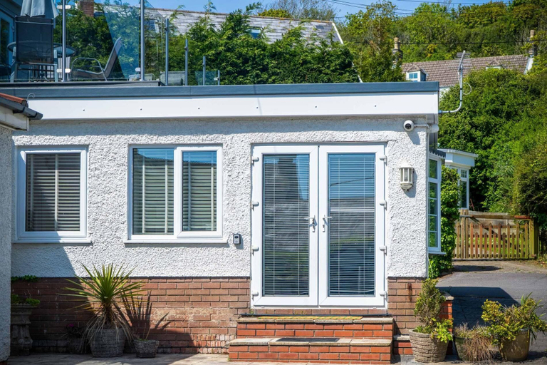Front of property 2, Sea Breeze Apt 1 - 1 Bedroom - Horton Beach, Swansea