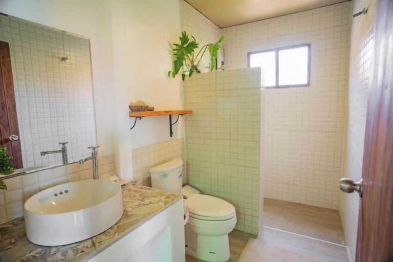 Bathroom 2, Hermoso Hideaway, Klaeng
