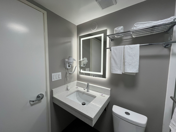 Bathroom 3, Motel 6 Rockford, IL – RFD Airport, Winnebago