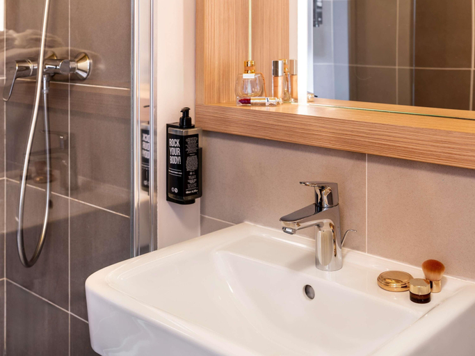 Bathroom 4, ibis Styles Prevessin Geneve Airport, Ain