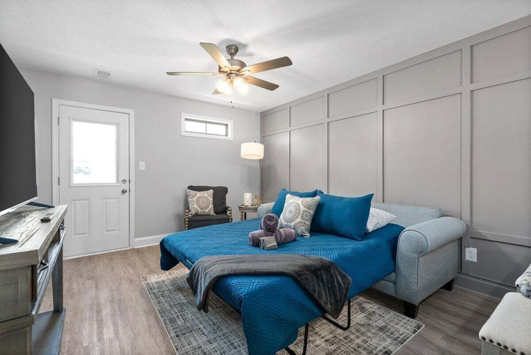 Room 4, Henry Place Boulevard, Montgomery
