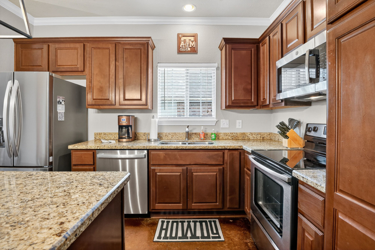 Private kitchen 2, Game Day Getaway Near Texas A&m 4 Bedroom Home, Brazos